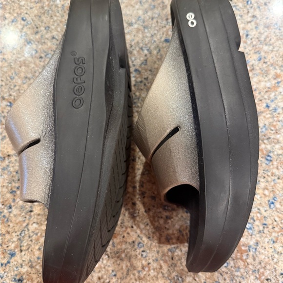 OOFOS Women's Sandals in Metallic Tan and Black , size W8 EU39 - Picture 4 of 6